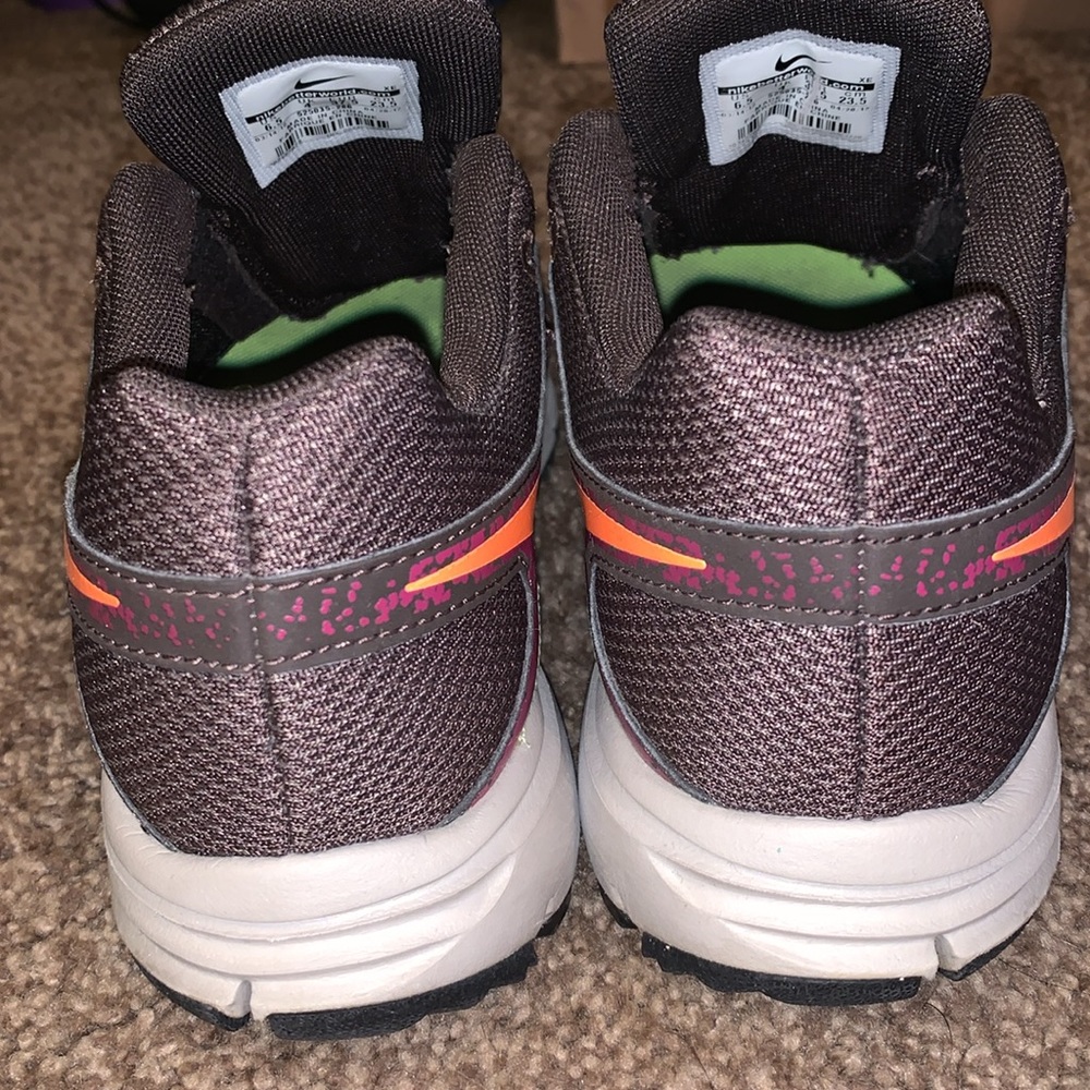 Nikes. Size 6.5. - Picture 4 of 5